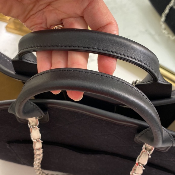 Never used CHANEL large wool felt shopping tote in black and white. - Picture 4 of 14